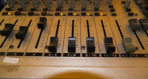Close-up Of An Analog Audio Mixer, Featuring Faders, Knobs, And Channel Strips Foto stock