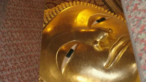 Close up ancient face of reclining Buddha gold statue face 스톡 동영상 209801050