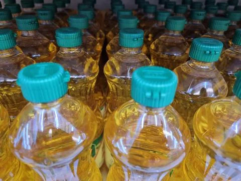 Close up and Focus selection. Bottles of plame oil on shelves in supermarkets Stock-Fotos