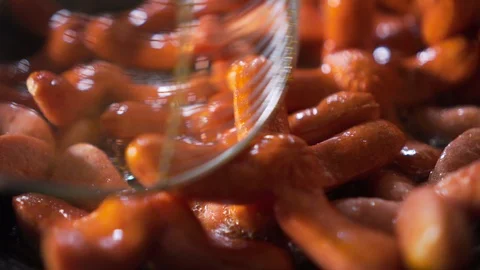Close up and still shot of small sausage get fried on a pan full of oil Vidéo 108317553