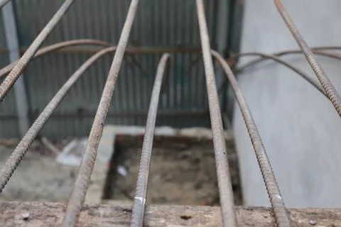 Close-up angled view showcases parallel, vertically positioned rusty rebar st Stock-Fotos