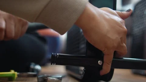 Close up of an anonymous woman hands using a hammer to gently tap rubber pa.. Vídeos de archivo 330282105