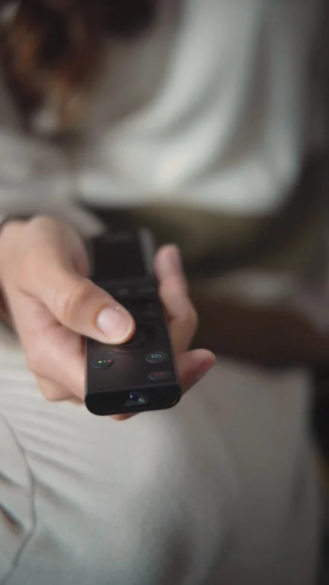 Close-up of an anonymous woman's hand changing TV channels with a remote control Stock-Footage 346162300