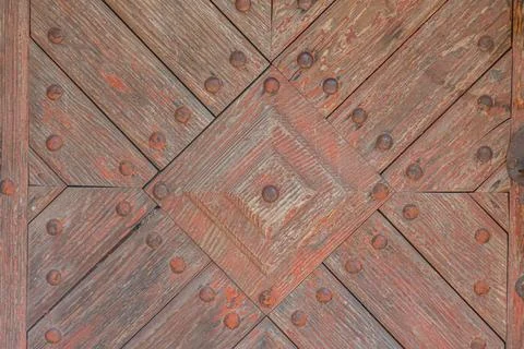 Close-up of an antique, herringbone-patterned wooden door in a Central Euro.. Stockfoto's