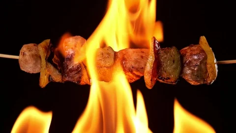 Close-up appetizing grilled meat with vegetables on a fire Vidéo 126588077