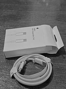 Close-up of Apple 60W USB-C charge cable with packaging on table Foto stock