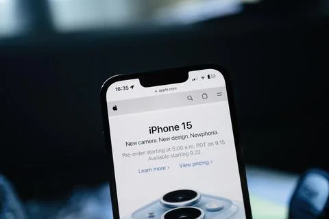 Close-Up: Apple.com Unveils iPhone 15 with Advanced Camera Systems Stock Photos