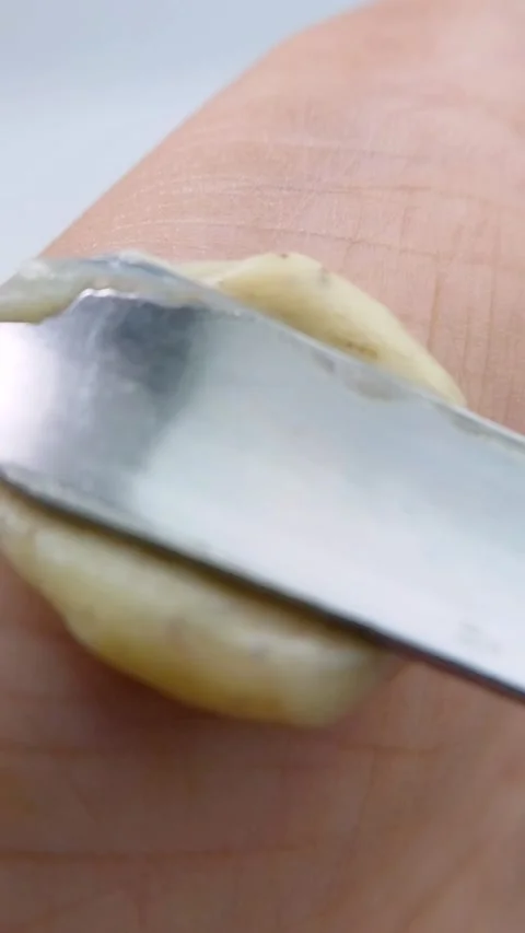 Close up applying moisturizing cream on skin using applicator tool. Detailed Vídeo Stock 334874481