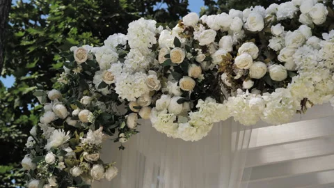 Close-up of the arch for a wedding ceremony decorated with fresh flowers. 库存影片 200409956