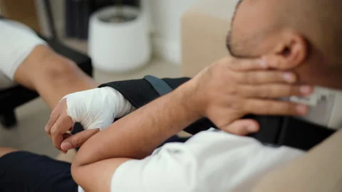Close-up arm splints, sling support arm of man suffered pain from accident fract Video stock 221213422