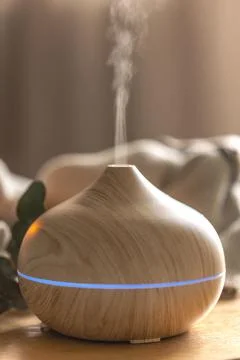Close up aroma diffuser releasing mist in calm wellness interior. Wooden di.. Foto stock