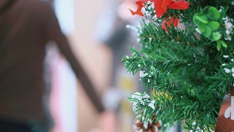 Close-up of an artificial Christmas tree, the background is out of focus, a Stockbeeldmateriaal 102152863