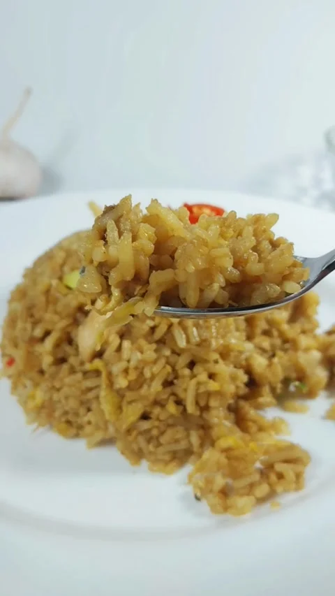 Close up of Asian Fried Rice served on a white plate Vídeos de archivo 329375812