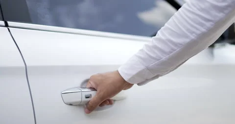 Close up of Asian man opens the driver's seat door  Stock-Footage 171847207