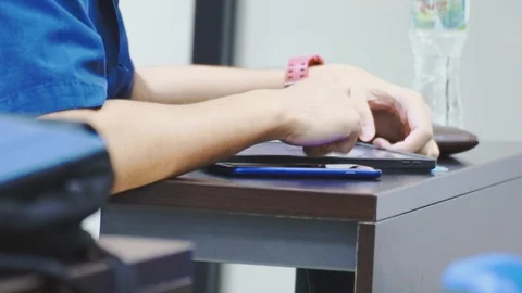 Close up of asian students hand touching the screen of a tablet pc Vidéo 107614005