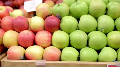 A close-up of assorted apples including red, yellow, and green varieties, nea Vídeo Stock 277559639