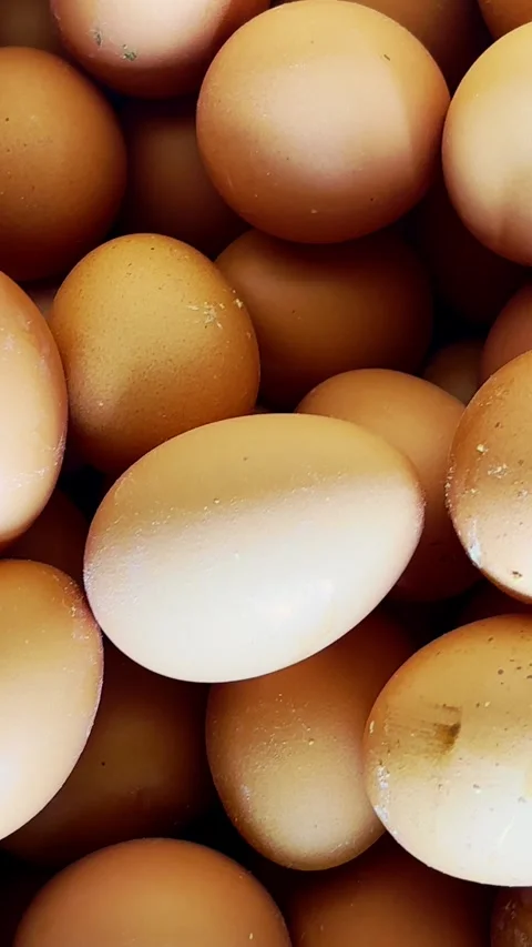 Close-up assortment of fresh brown and white chicken eggs fills a rustic fo.. Stock Footage 340116011