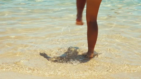Close-up of athletic female legs performing physical exercises in the water. 库存影片 341274550