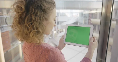 Close up of attractive customer with tablet computer in mall elevator Vídeos de archivo 126574333
