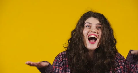 Close-up attractive plus-size model posing 库存影片 131608577