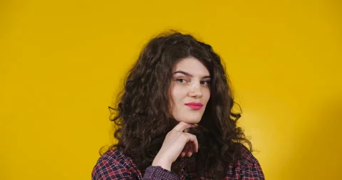 Close-up attractive plus-size model posing 스톡 동영상 131609143