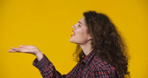 Close-up attractive plus-size model posing Vídeo Stock 131609606