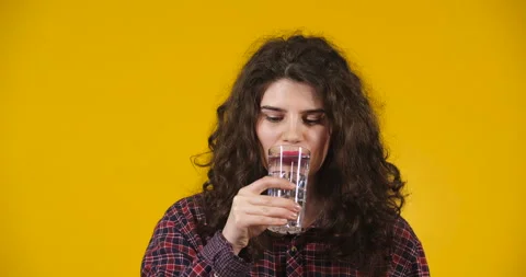 Close-up attractive plus-size model posing Vídeo Stock 131614750