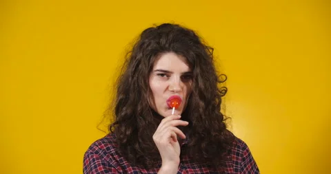 Close-up attractive plus-size model posing Vidéo 131617471