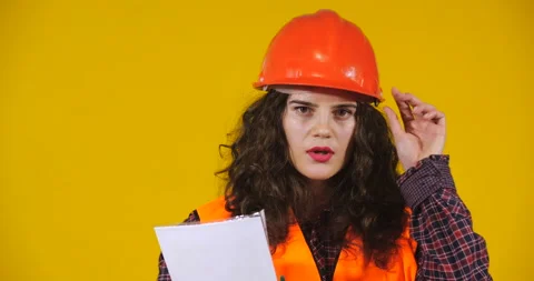 Close-up attractive plus-size model posing 스톡 동영상 131618351