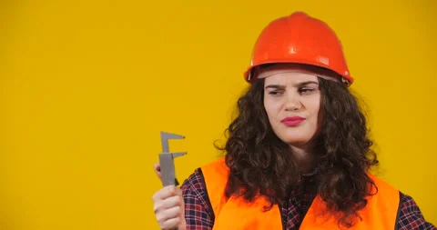 Close-up attractive plus-size model posing Видео 131619400