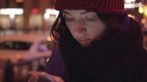 Close up of attractive young woman using smartphone in a crowded street Stock-Footage 83080237