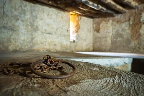 Close-up of authentic iron chains and shackles display in underground slave.. Stock-Fotos