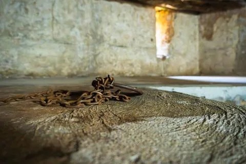 Close-up of authentic iron chains and shackles display in underground slave.. Stock-Fotos
