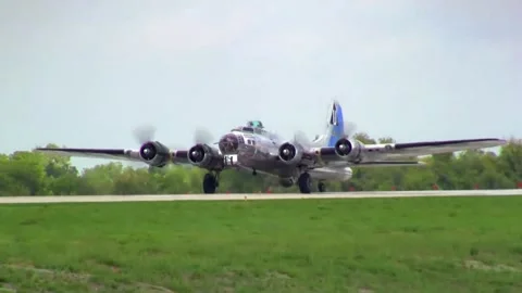 Close-up of B-17 "Sentimental Journey" takeoff at CAF airshow in McKinney, Texas Vídeo Stock 147165827