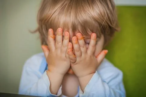 Close - up of the baby while eating with his bare hands Foto stock