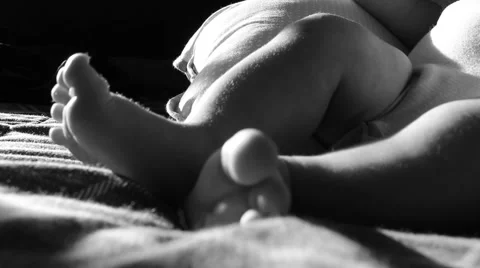 Close up of baby's feet. Vídeos de archivo 58883121