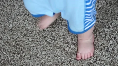 Close up of baby's first steps Vídeos de archivo 51023996