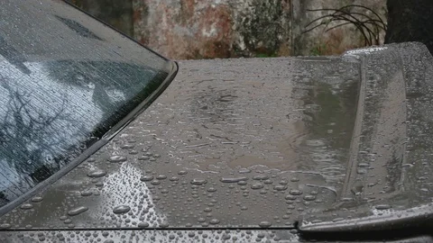 Close-up of the back of car while raining. Видео 90472904