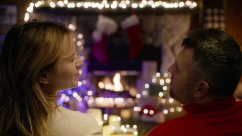 Close up back view of lovers enjoying love by fire, Romantic spouses kissing 4K Vidéo 252598952