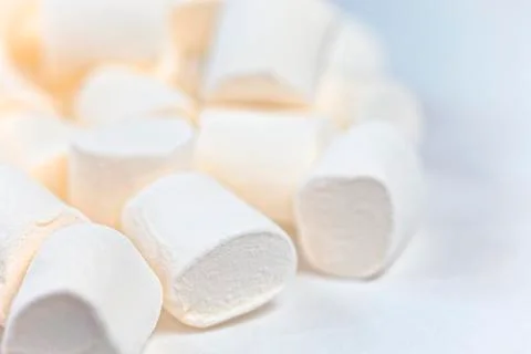 Close up background of many white fluffy marshmallows. Stock-Fotos