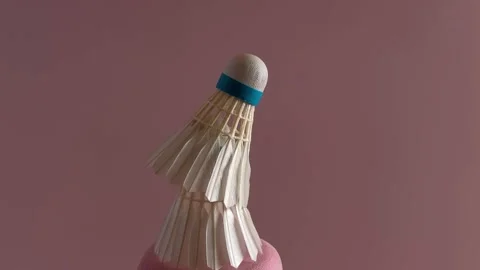 Close Up Of Badminton Shuttlecock Rotating Smoothly In Studio Light Stockbeeldmateriaal 333344438