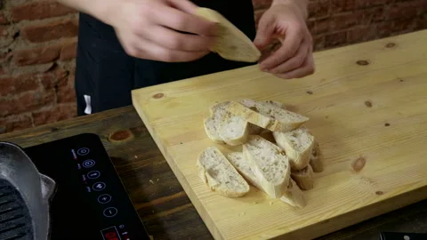 Close-up of baguette is being fried in a grill pan for italian bruschetta. 4K 库存影片 90910366