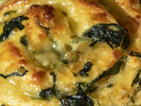 Close-up of baking texture with cheese and spinach. Foto stock