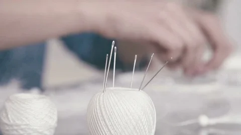 Close-up of a ball of white yarn with needles on table Vidéo 72967099
