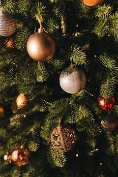 Close the balls on the Christmas tree. Bokeh garlands in the background. New Foto stock