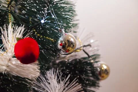 Close-up of balls on the Christmas tree with neutral background. Brazilian Ch Stockfoto's