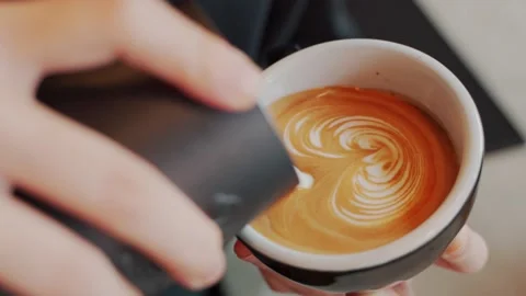 Close-up of barista hand making frothy drink menu. Milk foam pouring cup to form Vídeos de archivo 159401653