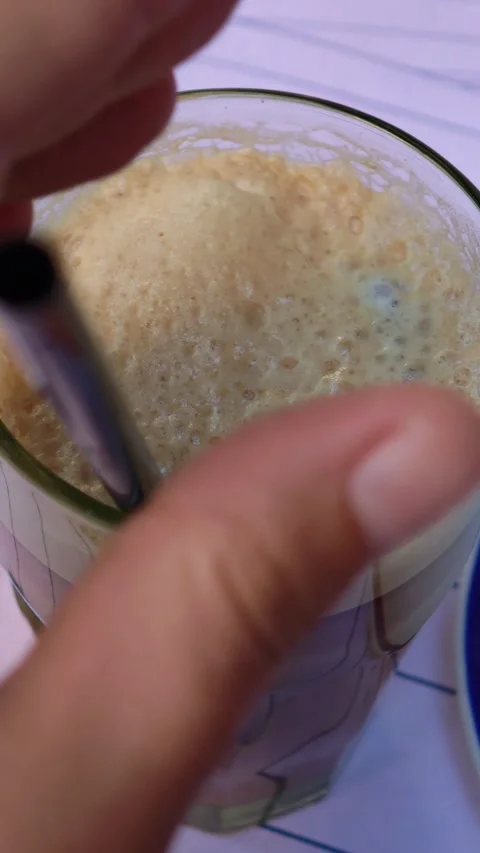Close up of a barista pushing down coffee foam Vidéo 310407485