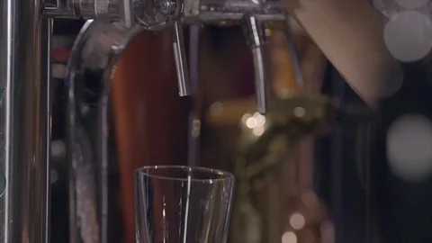 Close Up Of Barman Pouring Pint Of Beer in slowmotion Stock-Footage 72094592
