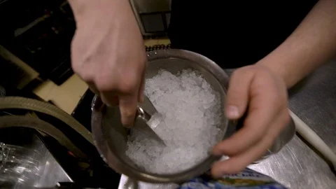 Close up barman puting ice in the ready cocktail Stock-Footage 104017989